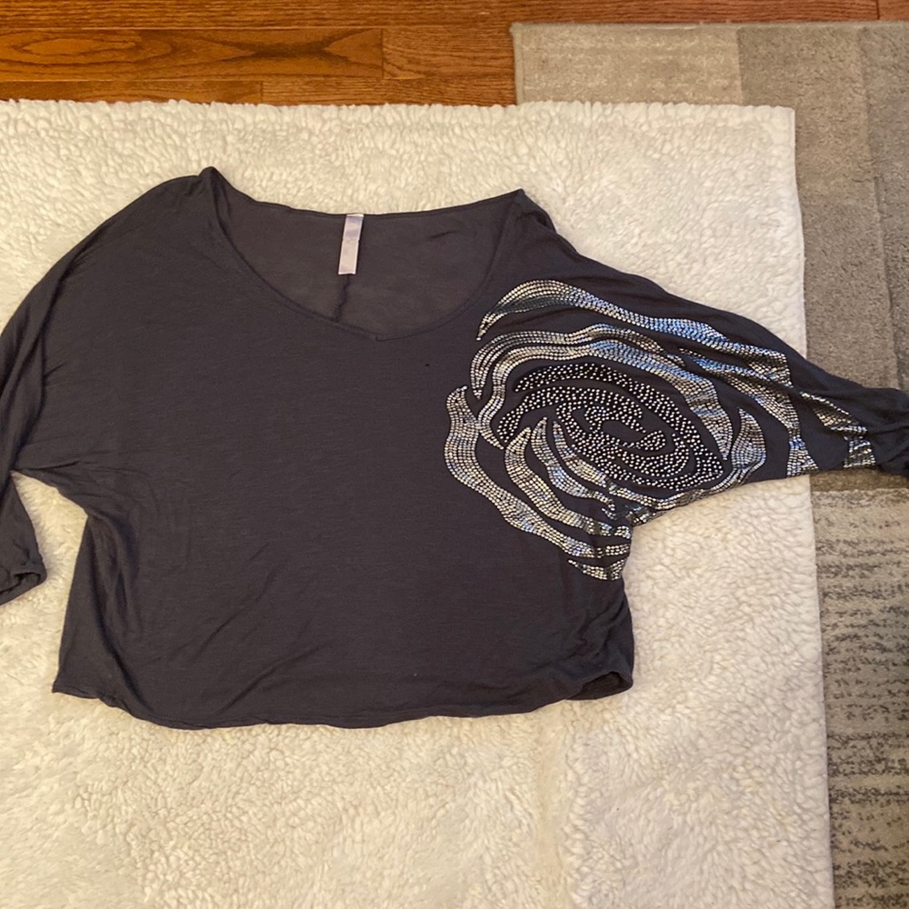 Women’s size large boutique cropped shirt in gray.